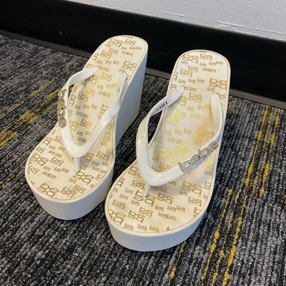 Bebe White Platform Flip Flops Size 7.5 - Picture 2 of 2